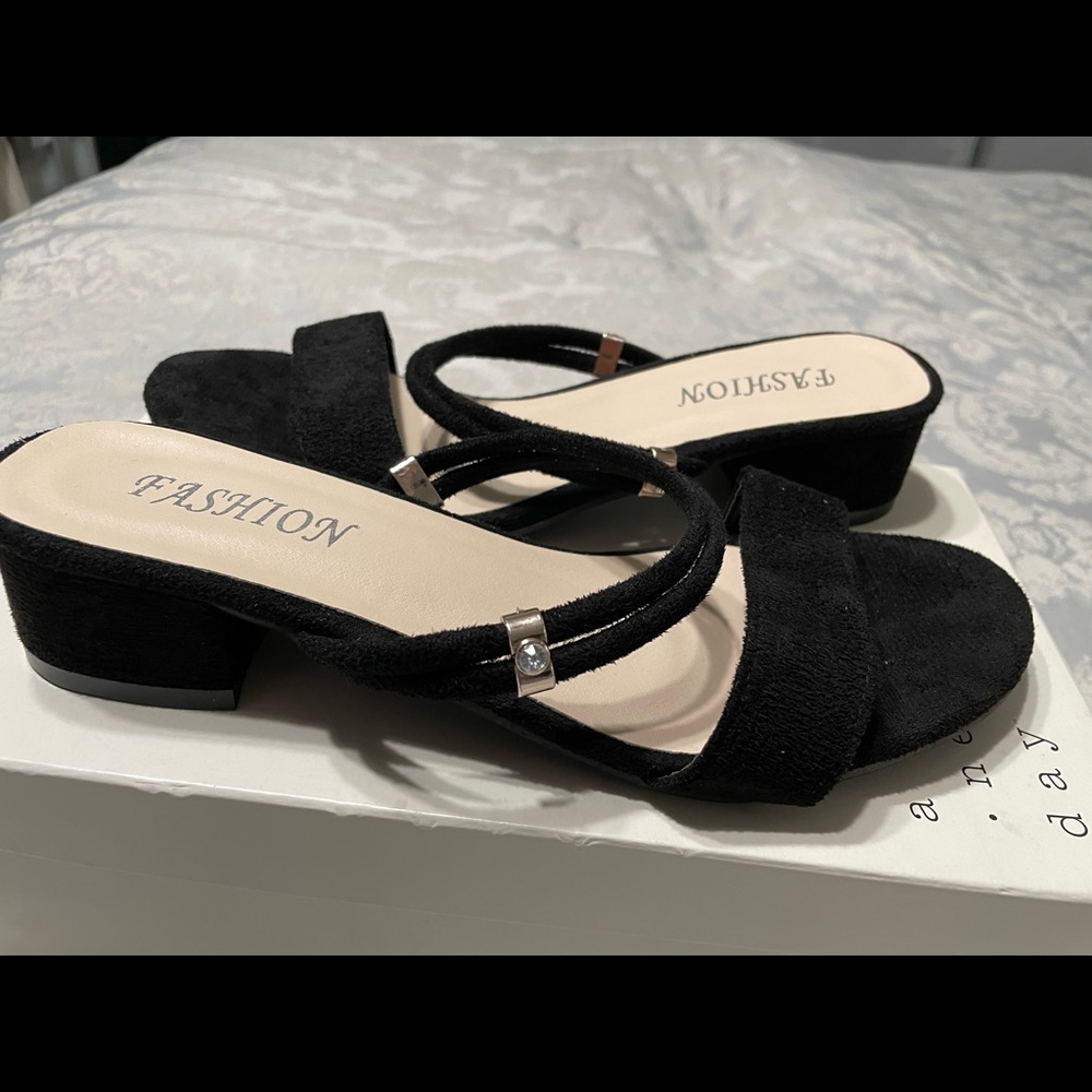 Low heel sandals in black